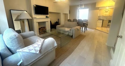 Entire Cosy Seaside Cottage - Minutes from the beach, shops and restaurants!