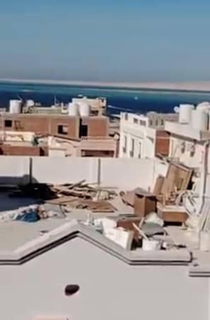 A rooftop with a pool, buildings in the background, and a clear sky. - Flat in Hurghada Sheraton Metro Street (Hurghada)