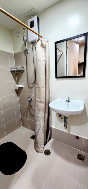 Room, 1 Bedroom, City View | Bathroom - Room-517 New Brenthill Premium Condo Nea (Baguio)