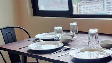 Room, 1 Bedroom, City View | Dining room