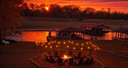 Camp Oak - Family Friendly Lakehouse - Sleeps 25