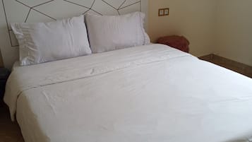 3 habitaciones, escritorio, tabla de planchar con plancha y wifi gratis