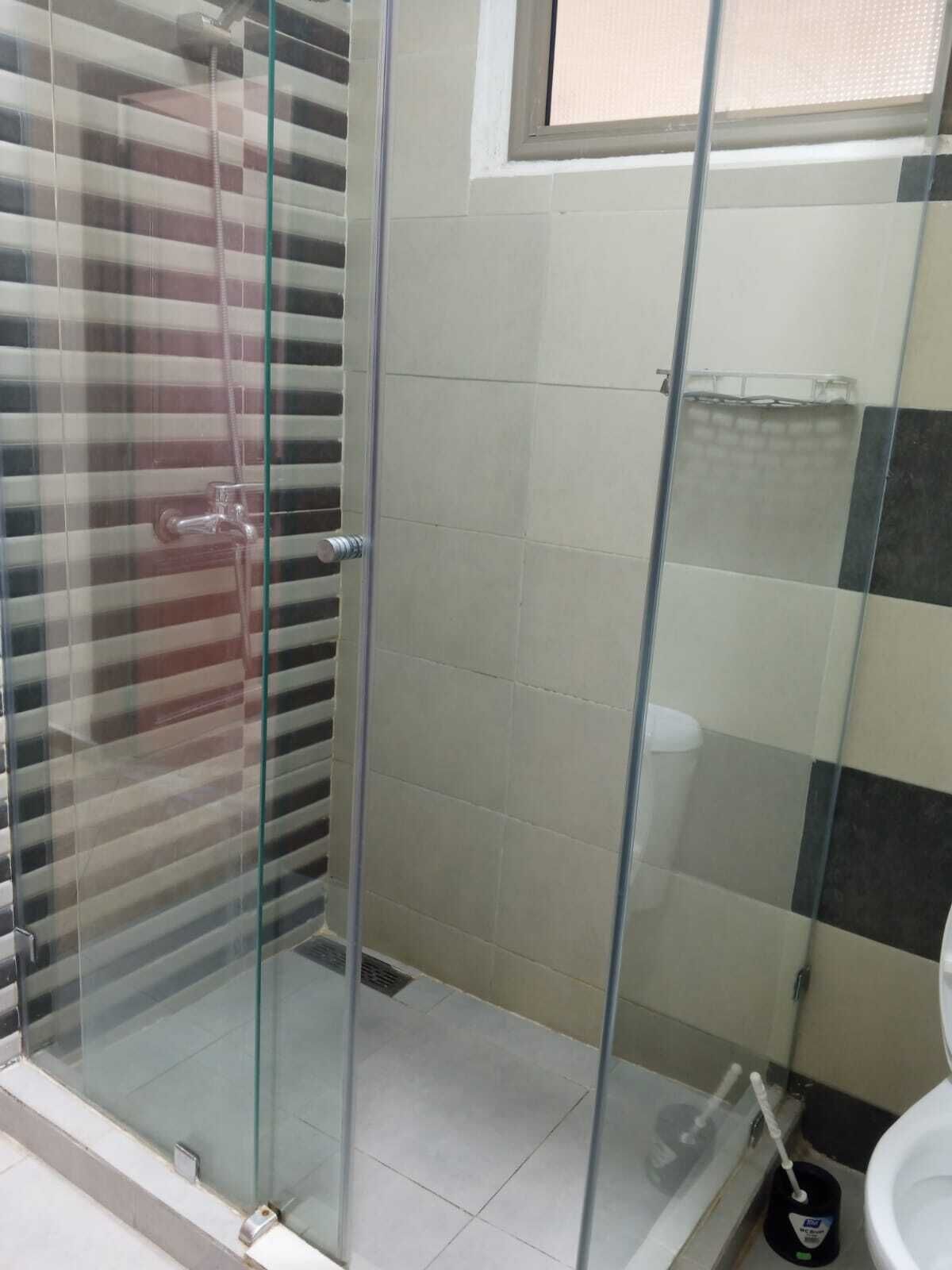 Douche, sèche-cheveux, serviettes fournies, savon