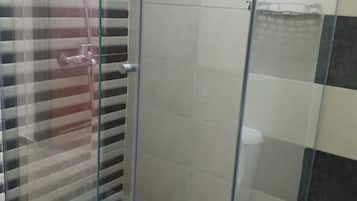 Douche, sĂšche-cheveux, serviettes fournies, savon