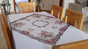 3 camere, una scrivania, ferro/asse da stiro, Wi-Fi gratuito