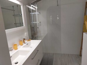 Regadera, secadora de cabello, toallas