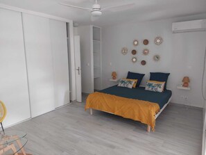 1 habitación, tabla de planchar con plancha, internet y ropa de cama
