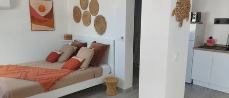 1 bedroom, iron/ironing board, internet, bed sheets