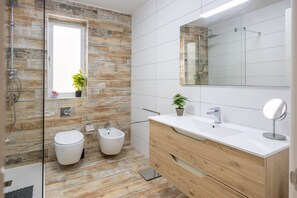 Dusche, Haartrockner, Handtücher, Toilettenpapier