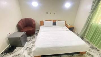 Apartemen Keluarga, balkon, pemandangan kota | Brankas, meja kerja, ruang kerja ramah laptop, dan tirai kedap cahaya