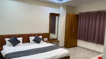 Deluxe Double Room | Desk, laptop workspace, free WiFi