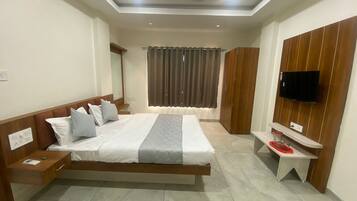 Deluxe Double Room | Desk, laptop workspace, free WiFi