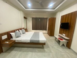 Deluxe Double Room | Desk, laptop workspace, free WiFi - Hotel Shree Nakoda Paradise (Ujjain)