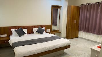 Deluxe Double Room | Desk, laptop workspace, free WiFi