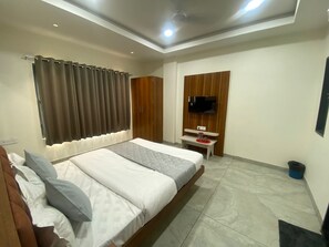Phòng đôi Deluxe | Bàn, khu vực làm việc phù hợp cho laptop 