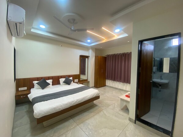 Deluxe Double Room | Desk, laptop workspace, free WiFi