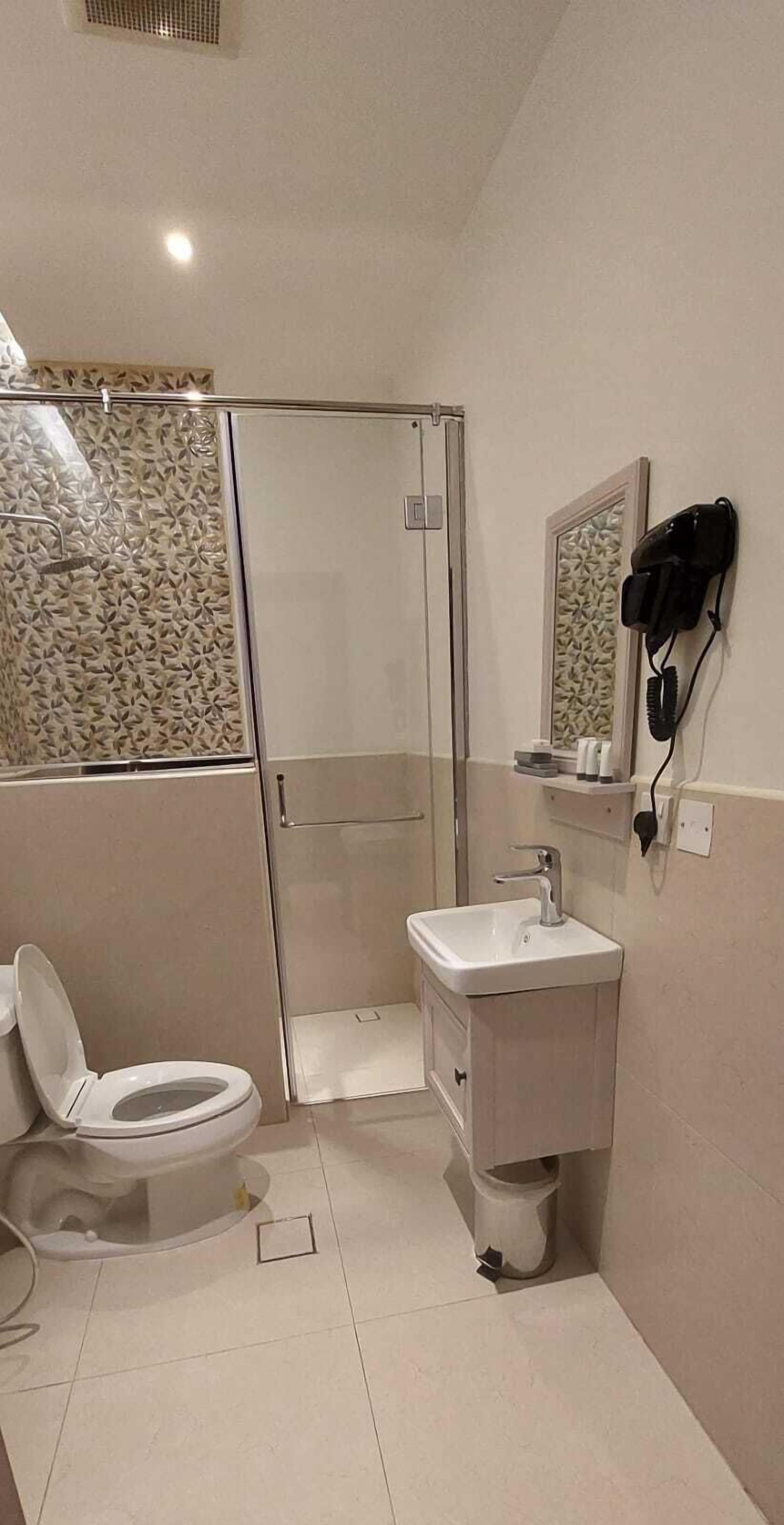 Baignoire et douche séparées, chaussons, serviettes fournies, savon