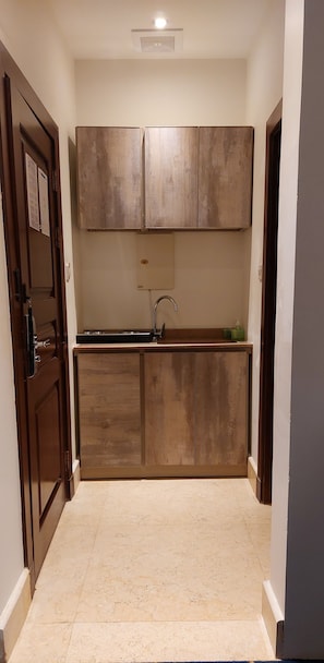 Mini-fridge, microwave, cookware/dishes/utensils - Pansy Serviced Apartments (Riyadh)