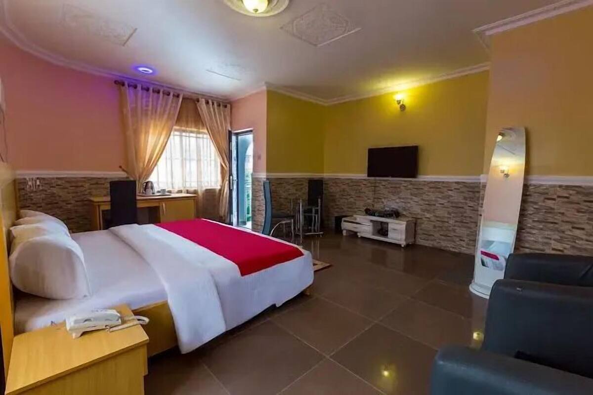 Deluxe Room, Balcony, City View | Desk, laptop workspace, blackout drapes, soundproofing
