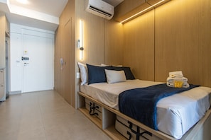 Een bureau, een strijkplank/strijkijzer, gratis wifi, beddengoed