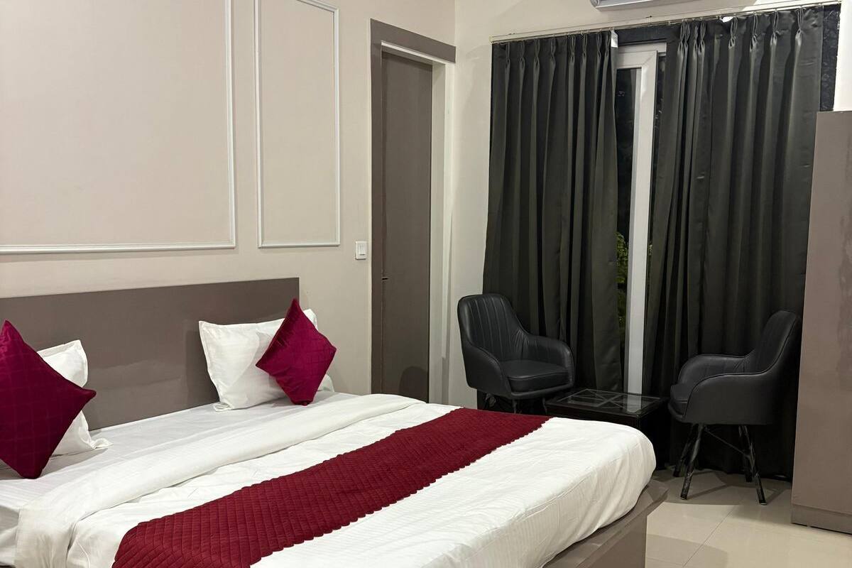 Deluxe Double Room, City View | Desk, laptop workspace, free WiFi