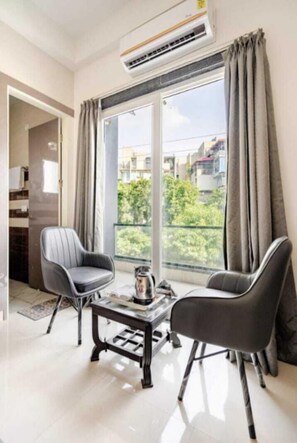 Chambre Double Deluxe, vue ville | Coin séjour