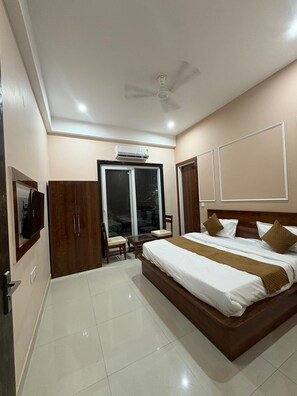Deluxe Double Room, City View | Desk, laptop workspace, free WiFi