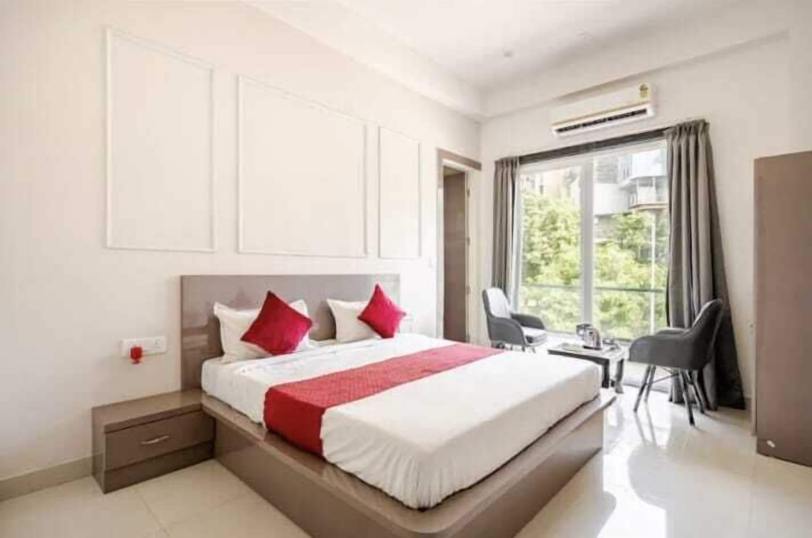 Dobbeltrom – deluxe, byutsikt | Skrivebord, skrivebord for bærbar PC og wi-fi (inkludert)