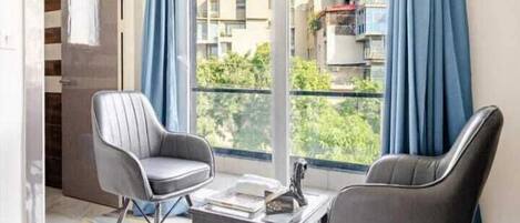 Escritorio, espacio para trabajar con laptop y wifi gratis