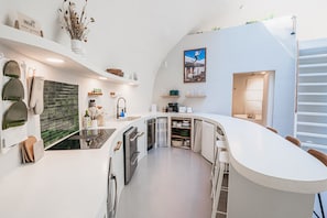 Fridge, microwave, oven, stovetop - The Skyview Dome with a hot tub and sauna (Deming)