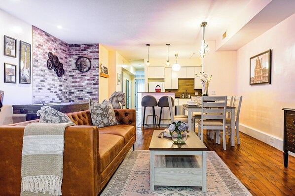 Living area - Luxury 3BR/3BA • Air Hockey Lounge • Walkable Old City (Philadelphia)