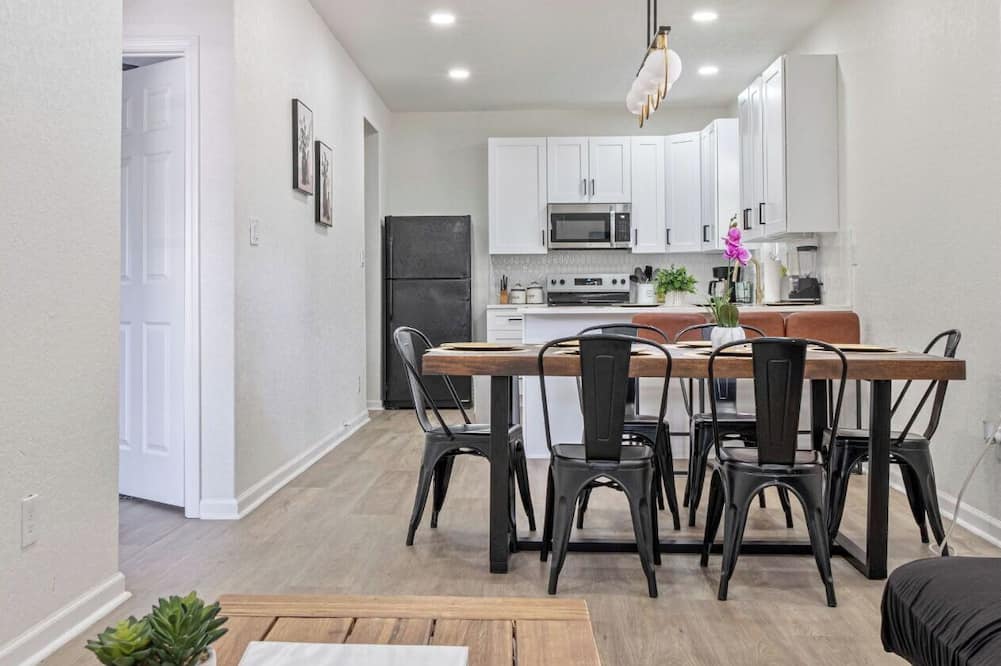 Glorius Amazing 2br/1ba Stay Near Lively Downtown!