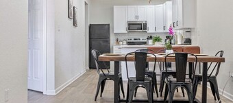 Glorius Amazing 2br/1ba Stay Near Lively Downtown!