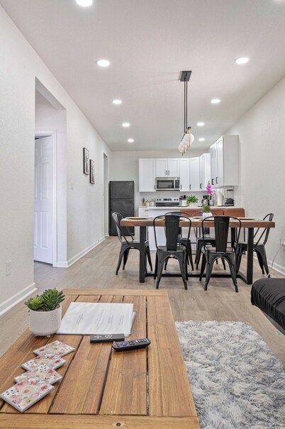 Glorius Amazing 2br/1ba Stay Near Lively Downtown!