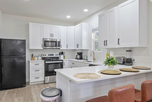 Apartamento (2 Bedrooms) | Cozinha privada | Micro-ondas, fogão, cafeteira/chaleira, mesas de jantar