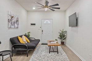 Apartamento (2 Bedrooms) | Área de estar | TV 50 polegadas com canais digitais