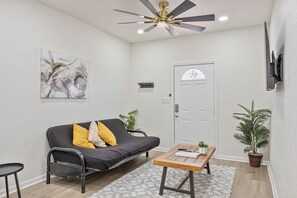 公寓 (2 Bedrooms) | 起居区 | 50-英寸电视（配备数码频道）