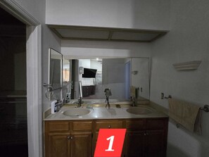 Sèche-cheveux, serviettes fournies, savon, papier toilette