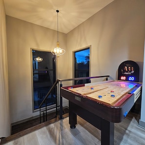 Game room - Cruisehaus ATL- handicap accessible, 4 beds on main floor (Atlanta)