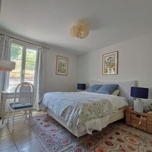 2 bedrooms, iron/ironing board, internet, bed sheets