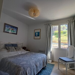 2 bedrooms, iron/ironing board, internet, bed sheets