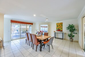 Dining - StayAU Family Retreat w/Pool Table in Cranbourne (Cranbourne)
