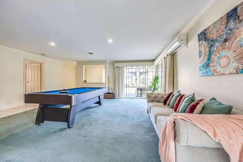 StayAU Family Retreat w/Pool Table in Cranbourne