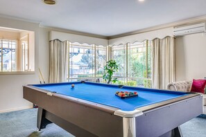 Games room - StayAU Family Retreat w/Pool Table in Cranbourne (Cranbourne)