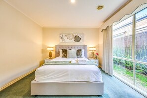 4 slaapkamers, een strijkplank/strijkijzer, reisbedje, wifi