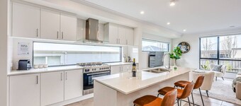 StayAU 5BR Getaway 10 mins to Torquay & Deakin