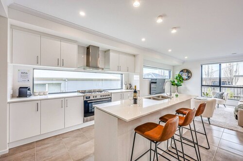 StayAU 5BR Getaway 10 mins to Torquay & Deakin