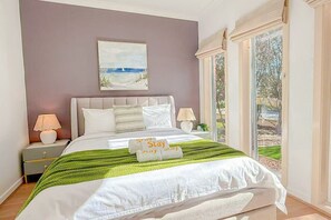 5 dormitorios, escritorio, tabla de planchar con plancha y cuna de viaje