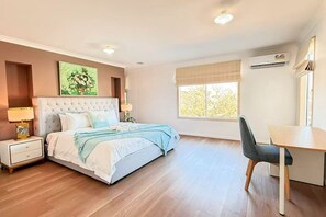 5 slaapkamers, een bureau, een strijkplank/strijkijzer, reisbedje