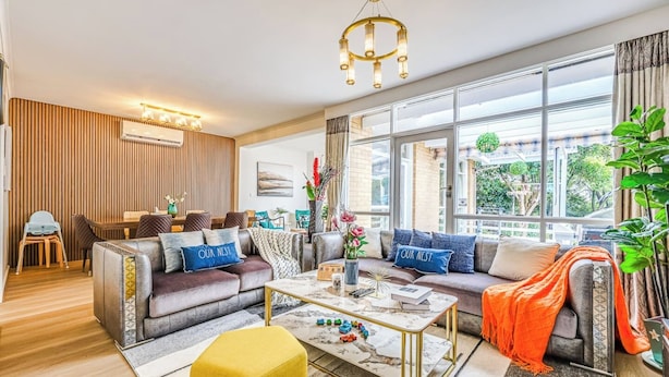 A modern living room with a sofa set, a coffee table, and a dining area with chairs. - StayAU Pet-Friendly 4BR Retreat in Balwyn North (Balwyn North)